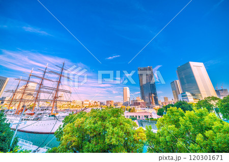 日本の横浜都市景観 桜木町駅前・日本丸や横浜市役所、高層ビル群などを望む＝11月17日 120301671