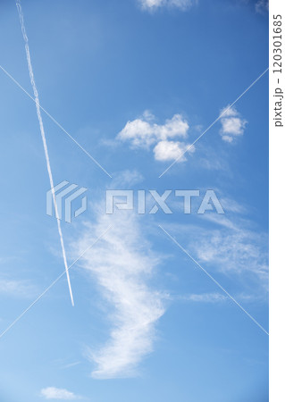飛行機雲 秋の空 青空 晴れ 旅行 イメージ 飛行機雲 秋の空 青空 晴れ 旅行 イメージ 120301685
