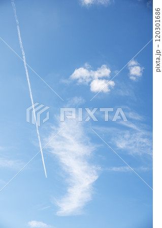 飛行機雲 秋の空 青空 晴れ 旅行 イメージ 120301686