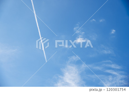 飛行機雲 秋の空 青空 晴れ 旅行 イメージ 120301754