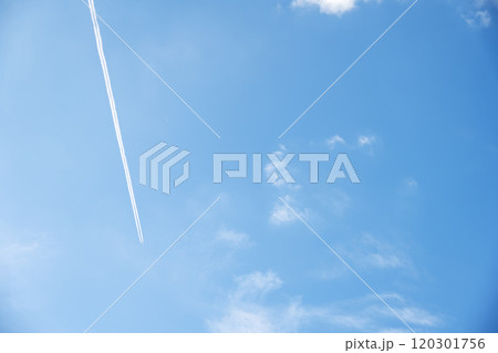 飛行機雲 秋の空 青空 晴れ 旅行 イメージ 飛行機雲 秋の空 青空 晴れ 旅行 イメージ 120301756