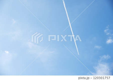 飛行機雲 秋の空 青空 晴れ 旅行 イメージ 120301757