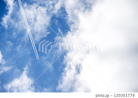 飛行機雲 秋の空 青空 晴れ 旅行 イメージ 120301779