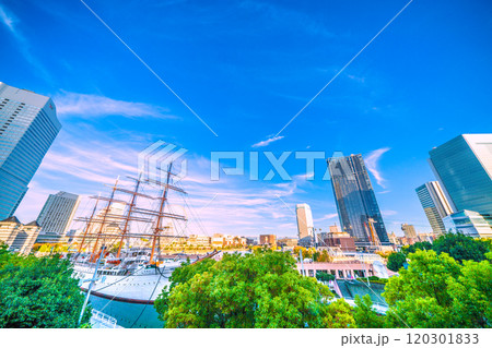 日本の横浜都市景観 桜木町駅前・日本丸やみなとみらいの街などを望む＝11月17日 120301833