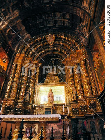 ポルトガル、コインブラ サンタ・クラーラ=ア=ノーヴァ修道院 教会の祭壇 ポルトガル、コインブラ サンタ・クラーラ=ア=ノーヴァ修道院 教会の祭壇 120302098