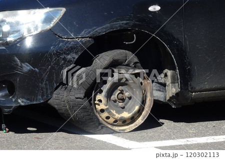 故障車　バーストしたタイヤ 120302113