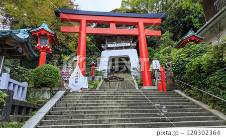 朱の鳥居が印象的な湘南江ノ島の江島神社の辺津宮 120302364