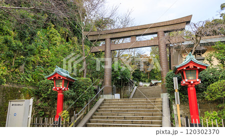 朱の鳥居が印象的な湘南江ノ島の江島神社の辺津宮 朱の鳥居が印象的な湘南江ノ島の江島神社の辺津宮 120302370