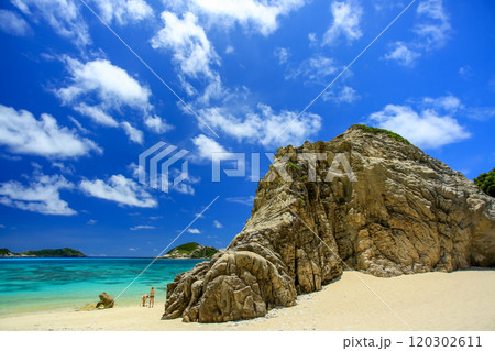 真夏の沖縄　渡嘉敷島の風景　阿波連ビーチ 120302611