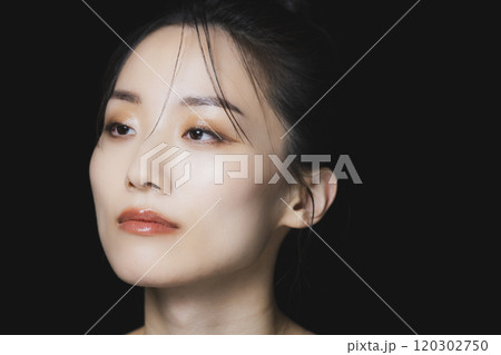 黒バックの若い女性のビューティーポートレート 黒バックの若い女性のビューティーポートレート 120302750