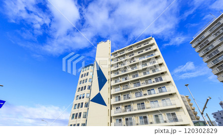 新築のオフィスビルのある都市風景 120302829