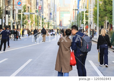 銀座通りの歩行者天国 120302843