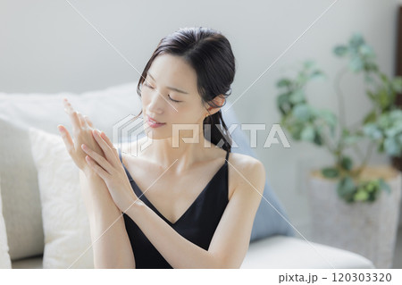 ハンドケアをする女性　 120303320