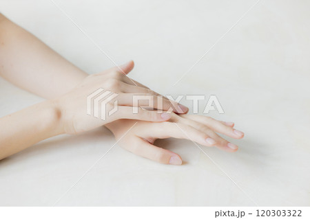 ハンドケアをする女性　 120303322