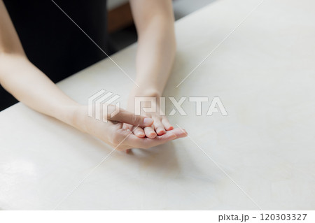 ハンドケアをする女性　 120303327