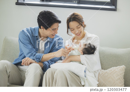 若い家族、親子、子ども、リビング　　 120303477