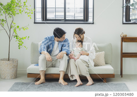 若い家族、親子、子ども、リビング 若い家族、親子、子ども、リビング 120303480