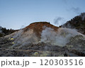 噴煙が立ち上る山 120303516