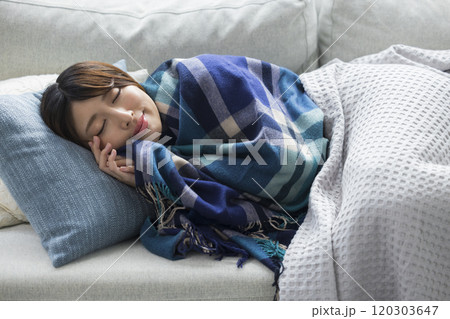 冬のリビングの女性 体調不良 冬のリビングの女性 体調不良 120303647
