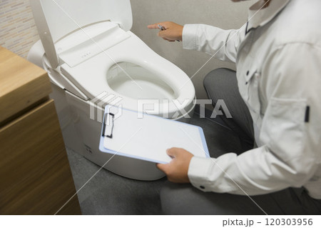 トイレの修理を依頼する女性  120303956
