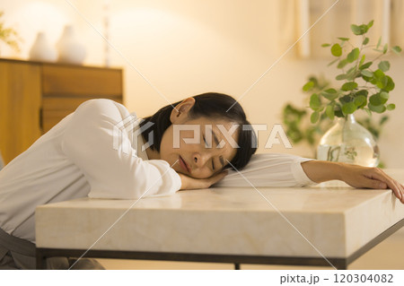 夜のリビングのミドル女性　　　　 120304082