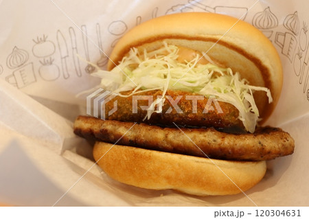 ハンバーガーチェーン店で食べる「ハンバーガー」 ハンバーガーチェーン店で食べる「ハンバーガー」 120304631