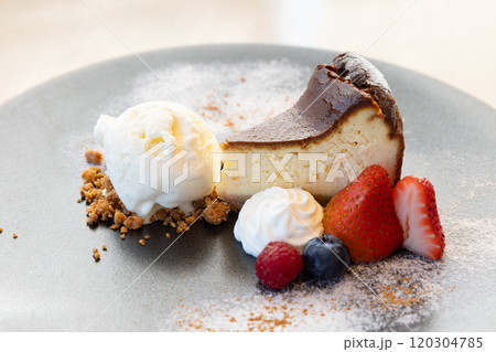 おいしいチーズケーキとアイスクリームとフルーツのデザートプレート 120304785