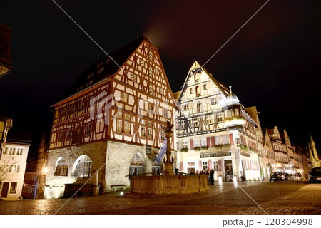 恋い焦がれたおとぎの国 中世の世界ローテンブルクの夜景 恋い焦がれたおとぎの国 中世の世界ローテンブルクの夜景 120304998