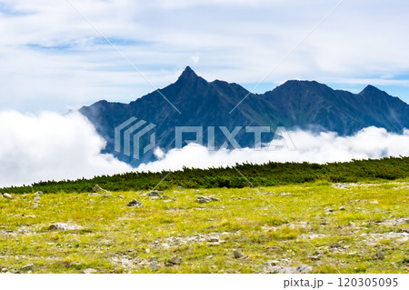 双六岳の山頂付近から見る槍ヶ岳　北アルプス双六岳三俣蓮華岳登山 120305095