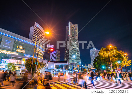 日本の横浜都市景観 賑わう桜木町駅前交差点から横浜ランドマークタワーなどを望む…=11月17日 日本の横浜都市景観 賑わう桜木町駅前交差点から横浜ランドマークタワーなどを望む…=11月17日 120305282