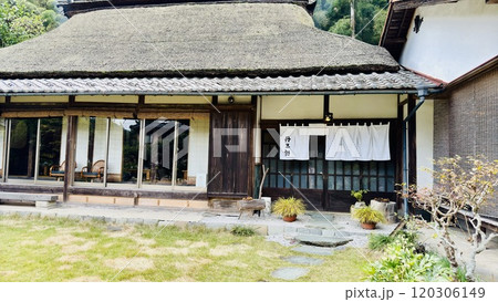 茅葺屋根のある古民家 120306149