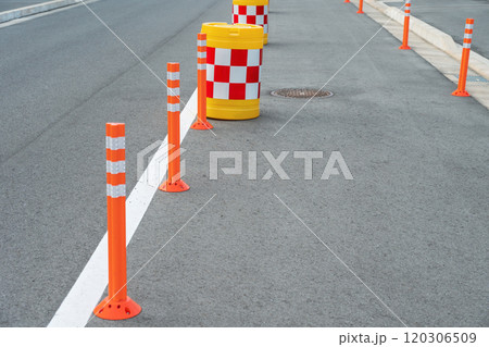 道路と車線分離標(ラバーポール) 道路と車線分離標(ラバーポール) 120306509