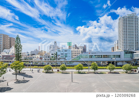 青空が広がるJR清水駅東口前から見たJR清水駅とみなと口広場と高層ビルの風景(静岡県) 青空が広がるJR清水駅東口前から見たJR清水駅とみなと口広場と高層ビルの風景(静岡県) 120309268