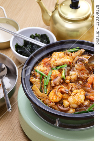 ナッコプセ(韓国の釜山で食べられる、テナガタコ、牛の小腸、エビが入った辛いスープ) 120309328