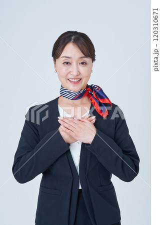 胸に手をおくスーツ姿の女性 120310671