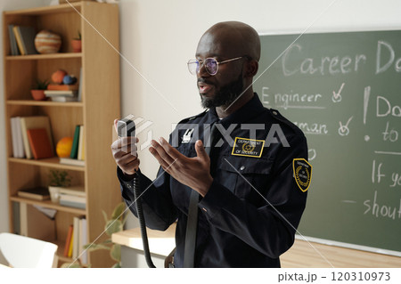 Explaining how to use walkie-talkie Explaining how to use walkie-talkie 120310973
