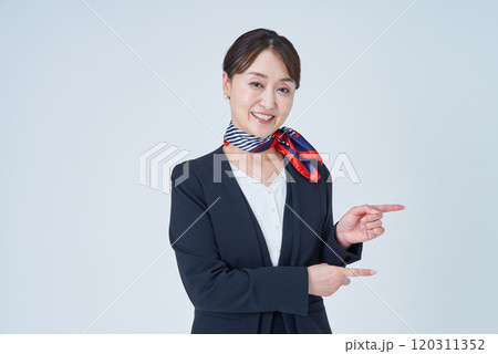 指さしのポーズをするスーツ姿の女性 120311352