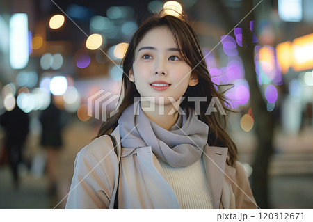 冬の夜景とマフラー姿が印象的な女性 120312671
