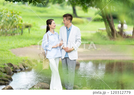 旅行をするシニア夫婦 120312779