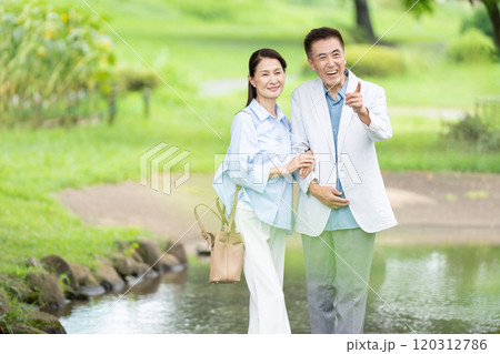 散歩するシニア夫婦 散歩するシニア夫婦 120312786