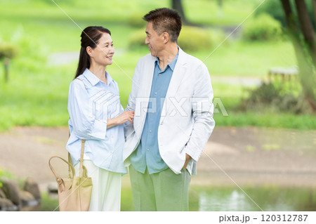 散歩するシニア夫婦 散歩するシニア夫婦 120312787