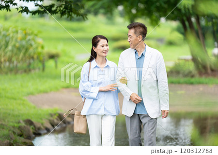 散歩するシニア夫婦 120312788