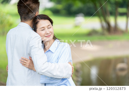 寄り添う笑顔のシニア夫婦 120312873