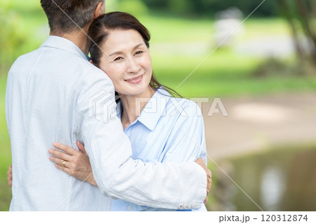 寄り添う笑顔のシニア夫婦 120312874
