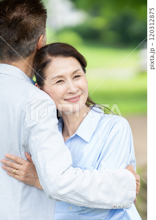 寄り添う笑顔のシニア夫婦 120312875