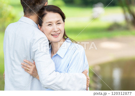寄り添う笑顔のシニア夫婦 寄り添う笑顔のシニア夫婦 120312877