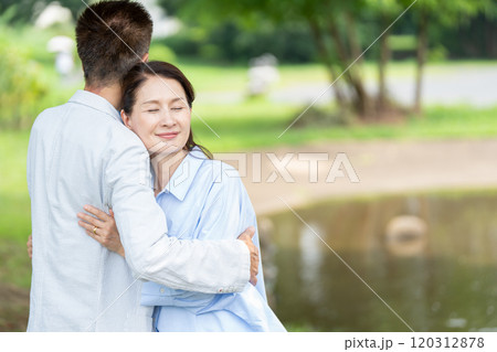 寄り添う笑顔のシニア夫婦 寄り添う笑顔のシニア夫婦 120312878