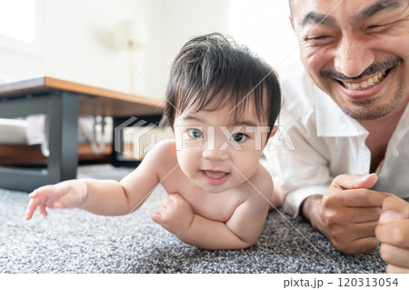 赤ちゃんと遊ぶお父さん 120313054