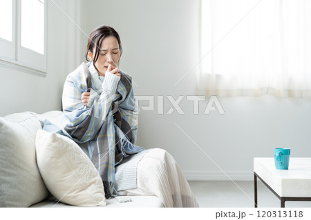 寒がりな若い女性　体調不良 120313118