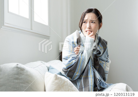 寒がりな若い女性　体調不良 120313119